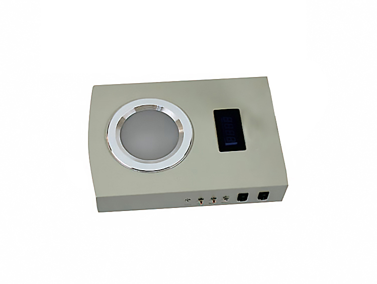 我公司生產(chǎn)的菌落計(jì)數(shù)器是一種數(shù)字顯示式自動(dòng)細(xì)菌檢驗(yàn)儀器。由計(jì)數(shù)器、探筆、計(jì)數(shù)池等部分組成，計(jì)數(shù)器采用CMOS集成電路精心設(shè)計(jì)，LED數(shù)碼管顯示，字高13mm，清晰明亮，配合探筆，計(jì)數(shù)靈敏準(zhǔn)確。菌落對比清楚。便于觀察。